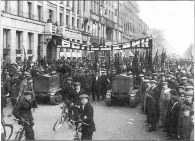 Трактора Большевик на демонстрации 1 мая 1930 г ГОЗ Обуховский завод В - фото 59