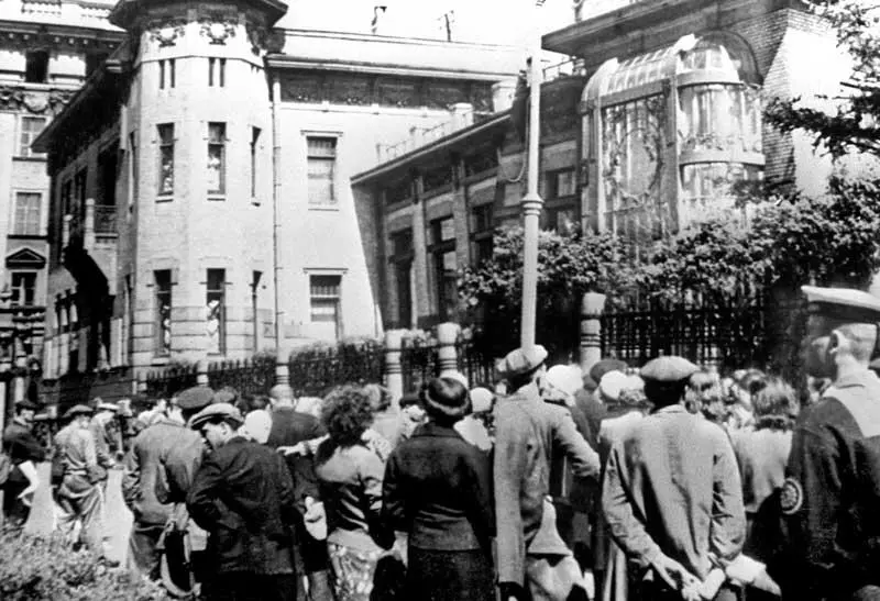 Трудящиеся Ленинграда слушают о нападении фашистской Германии на Советский Союз - фото 50