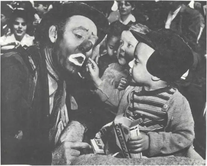 Эммет Келли С 1957 года Цирк Клайда Битти братьев Коул использует - фото 117