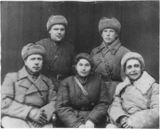 1942 г Сидят слеванаправо Командир тульского рабочего полка Герой Советского - фото 10
