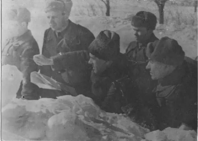 На фото в середине в папахе Командующим Тульским бригадным округом ПВО - фото 11