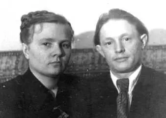 Валентина и Владимир Янтиковы Вдруг выскочили наши военные наверное разведка и - фото 57