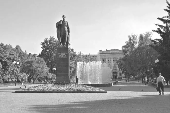 Харьков площадь Николая Руднева на которой он похоронен Имя Руднева - фото 123