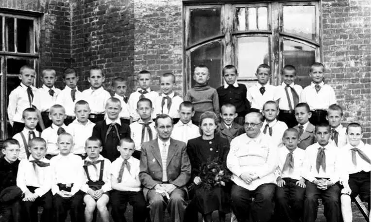 1949 год 4 класс Слева направо Директор школы Топорков Вадим Сергеевич - фото 131