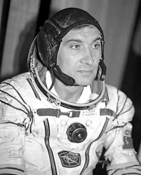 Родился 27 апреля 1942 года в городе Туле в семье служащего Русский В 1965 - фото 132