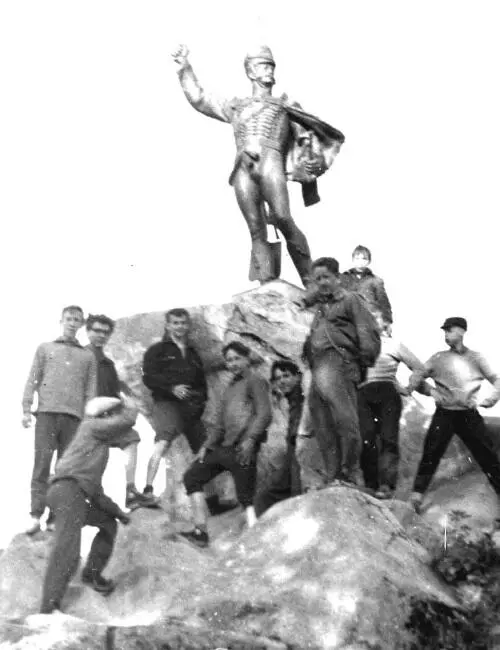1967 год Велопоход Тула Бородино Верея На переднем плане Богатырев НН - фото 146