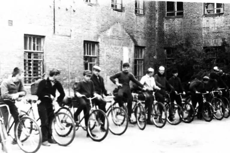 1968 год Велопоход Тула Брест Перед выездом во дворе школы Были в нашей - фото 148