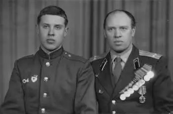 Киев 23 февраля 1969 года День СА и ВМФ праздник мужчин Два гвардейца - фото 28