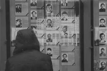 Поминальная стена с портретами погибших 34 октября 1993 года защитников - фото 38
