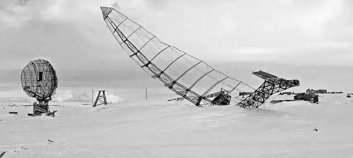 Рис 714 Заброшенная РЛС на острове ГреэмБелл Земля ФранцаИосифа Фото - фото 102