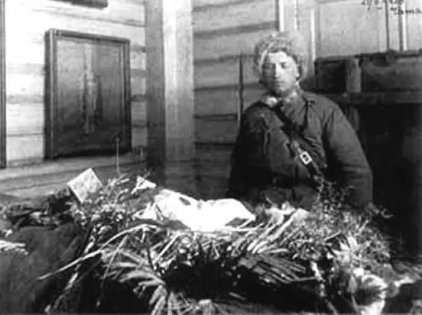 1920 г Почетный караул у гроба ВО Каппеля Неподготовленный и непроверенный - фото 74