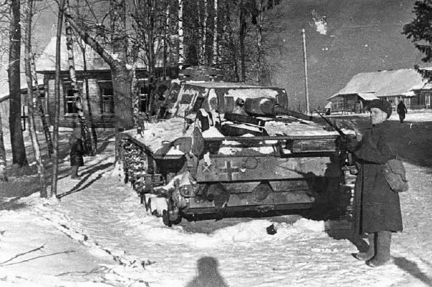4я армияОбстановка южнее г Сухиничи еще не выяснена Южнее г Юхнов удалось - фото 97