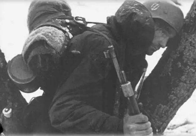 Однажды както неуверенно вошел к нам на кухню солдат лет тридцати восьми - фото 101