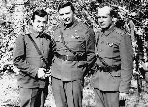 В Симирский Герой Советского Союза В Неверов и В Хатько Афганский аналог - фото 44