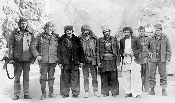 Р Ситник 2й слева на встрече с командиром договорного вооруженного - фото 48
