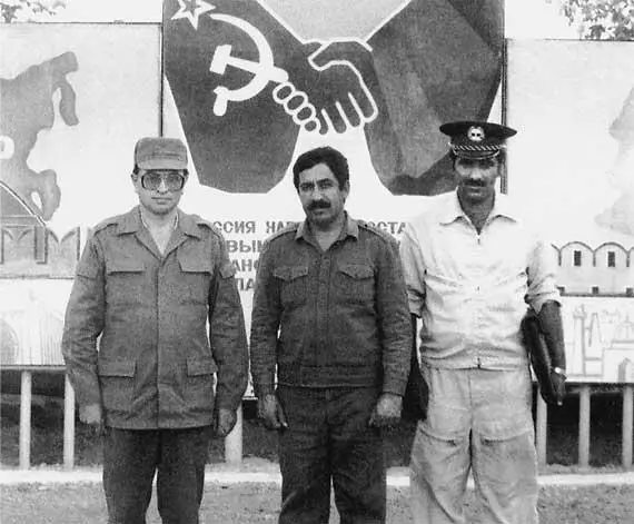 В Р Ситник на встрече с руководством военной контрразведки ХАД Баграм 1987 - фото 50
