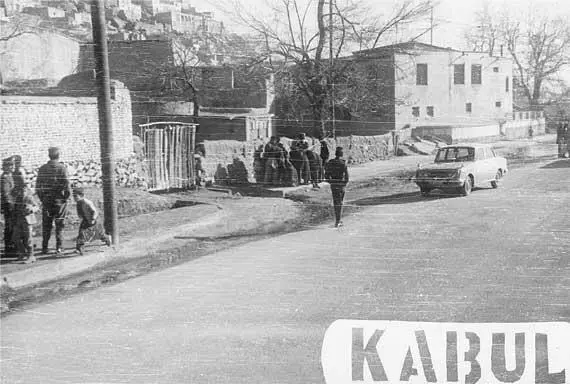 Кабул 1979 г Рядом на своих кроватях наслаждаясь бездействием лежало еще - фото 67