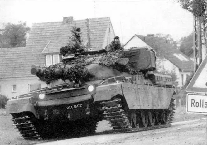 Вверху танк Чифтен Mk5 на окраине немецкой деревни Внизу танковая - фото 32
