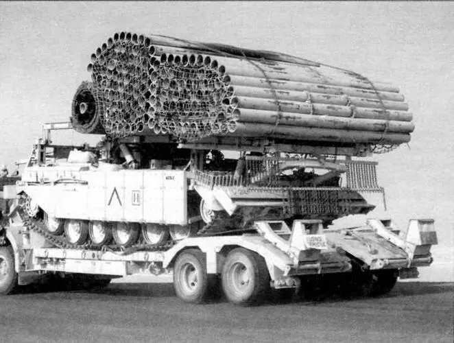 В ходе операции Буря в пустыне мостоукладчики Чифтен AVLB английской армии - фото 35