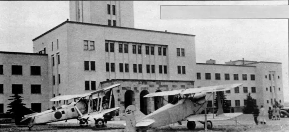 Истребитель Кавасаки тип 92 перед токийским технологическим институтом 1940 - фото 104