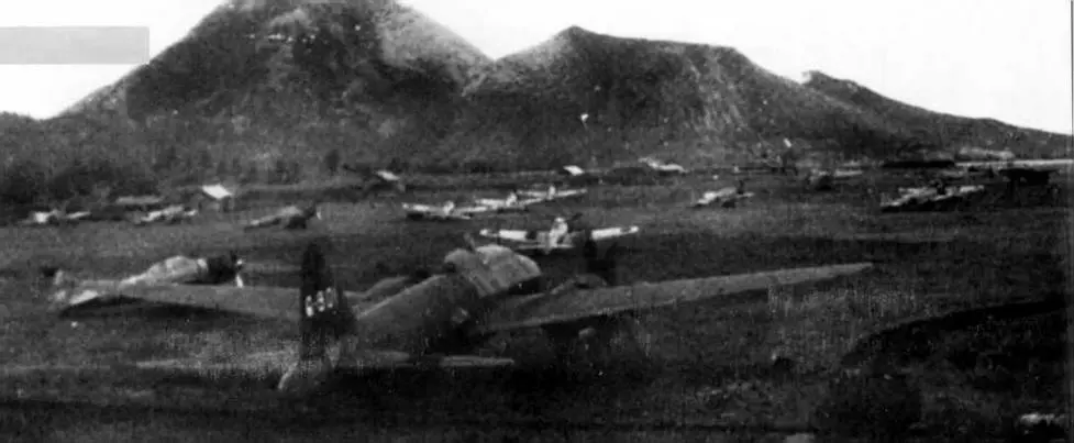 Самолёты 2й авиагруппы вскоре после в Рабаулу 1942 г Обратите внимание на - фото 105