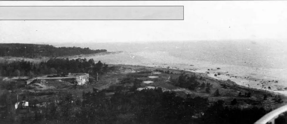 Вид с северовостока на первый башенный блок постоянной батареи 9 Справа - фото 18
