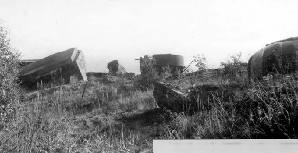 Развалины второго башенного блока с остатками башни во время немецкой - фото 19