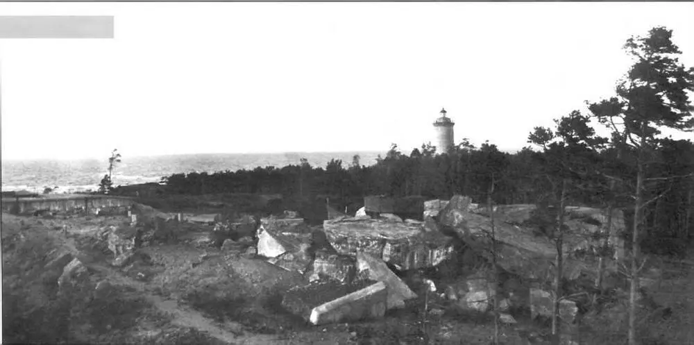Вид с юга на второй на переднем плане и первый слева в отдалении башенные - фото 1
