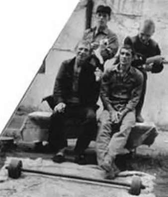 Оренбург ИТУ 8 1989 год Сидят Поп и Федул Стоят автор и Бубль Иногда - фото 14