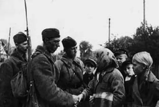 Население Западной Белоруссии приветствует солдат Красной Армии сентябрь 1939 - фото 65