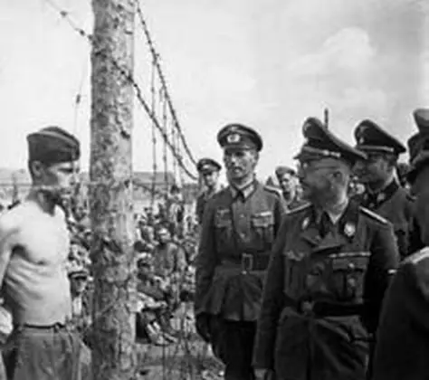 Рейхсфюрер СС Генрих Гиммлер посещает лагерь военнопленных в Минске Не менее - фото 67