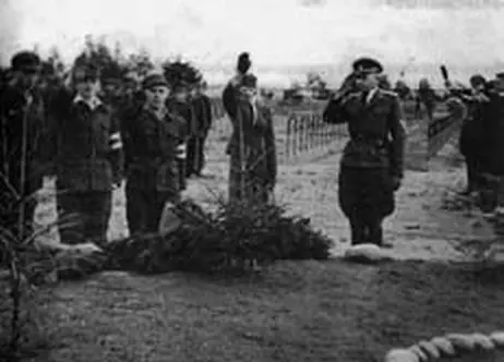 Юнакі СБМ хоронят немецкого офицера Юнакі СБМ вскидывают руку в - фото 86