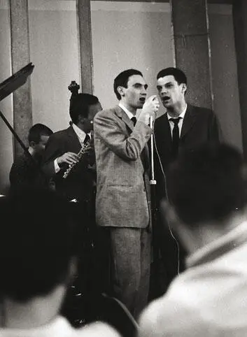 Алексей Козлов и Герман Лукьянов на вечере джазового вокала 1965 Однажды в - фото 55