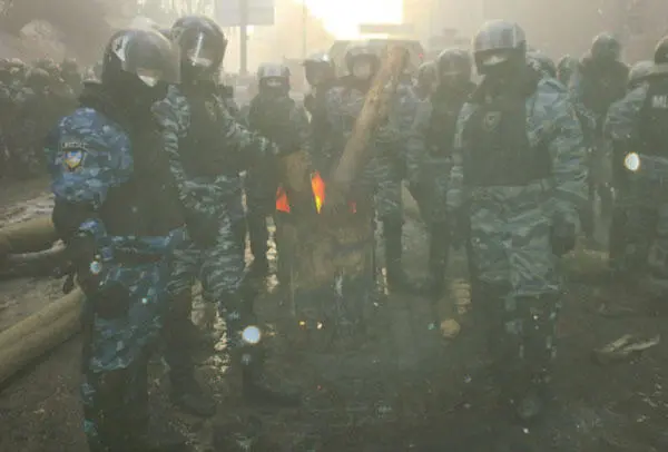 Даже в солнечный день на Грушевского серая мгла Праздничный феерверк Фла - фото 21