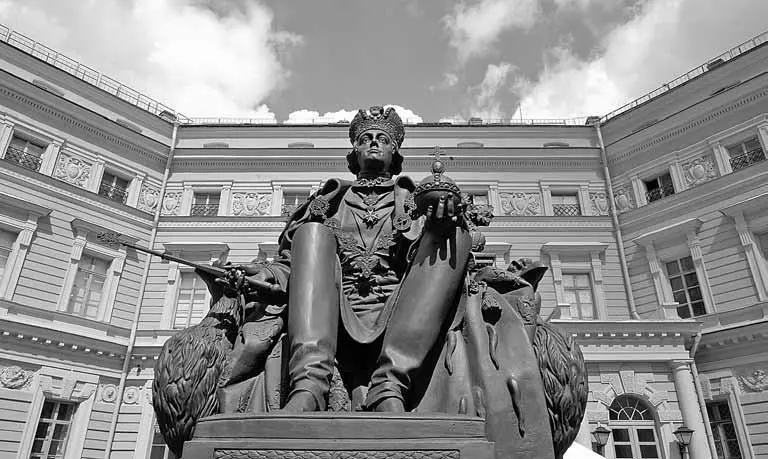 Памятник императору Павлу во дворе Михайловского замка Великолепие интерьера - фото 78