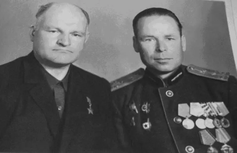 Послевоенное время С другом однополчанином командиром разведки Александром - фото 16