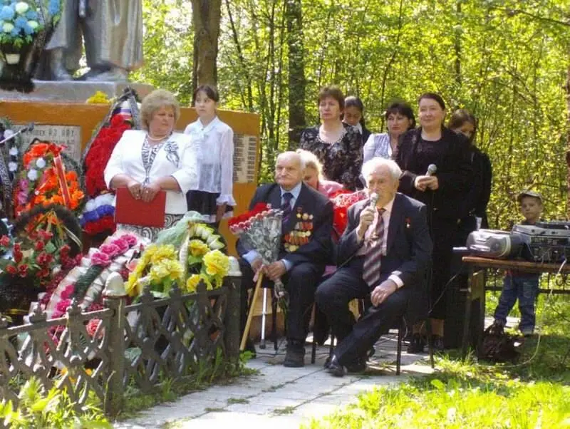 9 Мая 2009 года На митинге памяти у братской могилы в п Мордвес Герой - фото 21