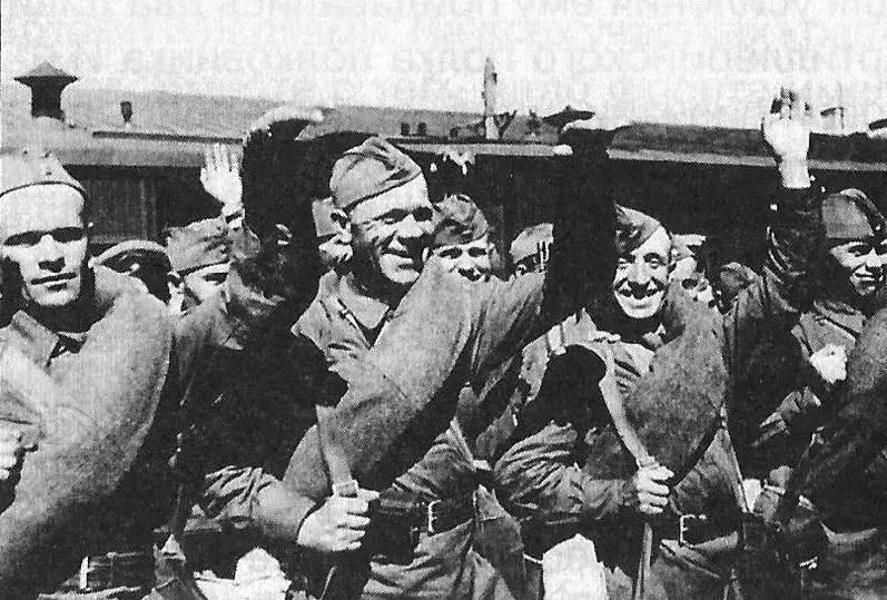 Красноармейцы отправляются на фронт 1941 г Основу новой дивизии составляли - фото 27