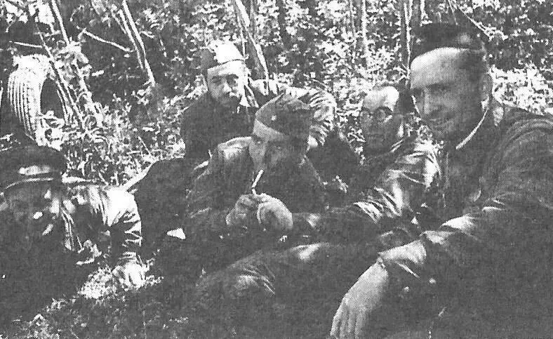 Военные корреспонденты В центре К Симонов 1941 г Вместе со штабом - фото 40