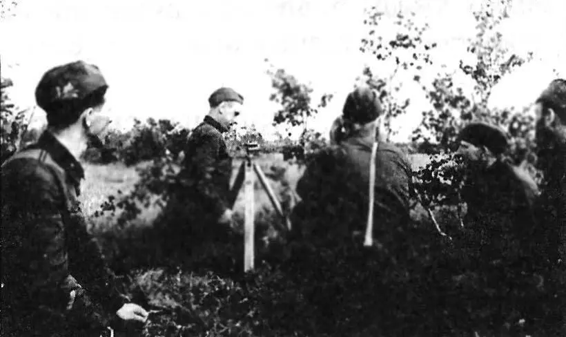 Группа бойцов 172й стрелковой дивизии на рекогносцировке под Могилевым 1941 - фото 58