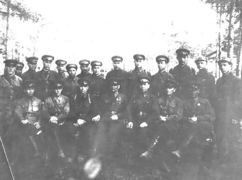 Комабат ИЯ Кравченко со своими чудобогатырями второй ряд третий справа - фото 19
