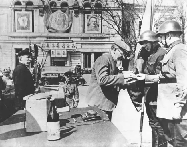 МИ Калинин вручает орден Ленина полку ИЯ Кравченко Май 1940 года - фото 21