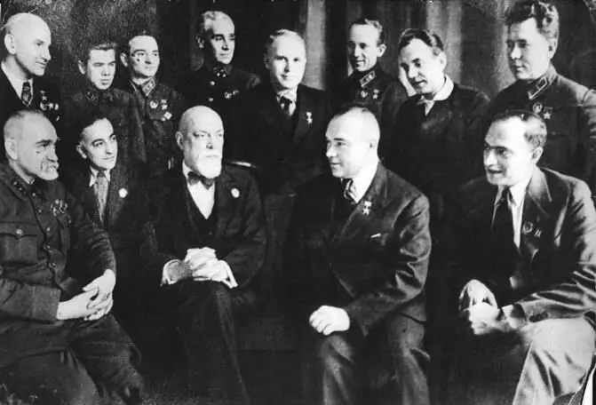Снимок из газеты Известия 3 января 1941 года 1940 год был отмечен новыми - фото 25