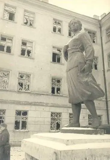 Здесь был командный пункт ИЯ Кравченко 1941 год В 1700 над линией обороны - фото 32