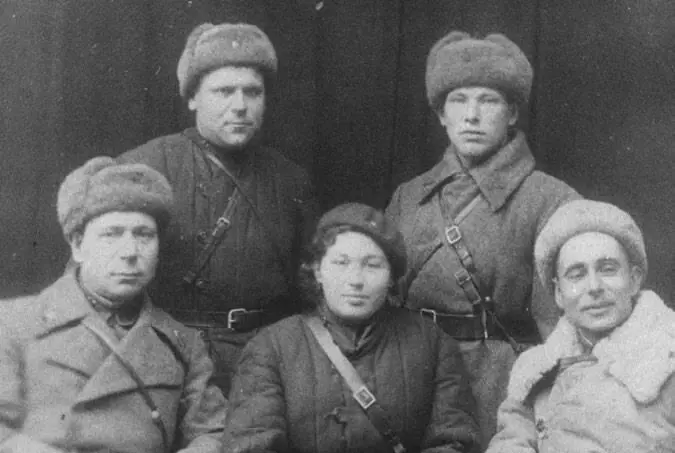 Сам командир полка майор ИЯ Кравченкосидит крайним слева Рядом с Кравченко - фото 49