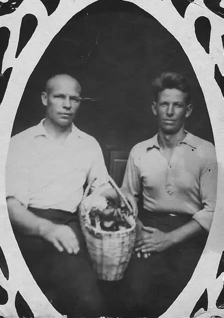 Братья Николай и Алексей Лепехины 1941 год Где тут бои были Да вот тут и - фото 53