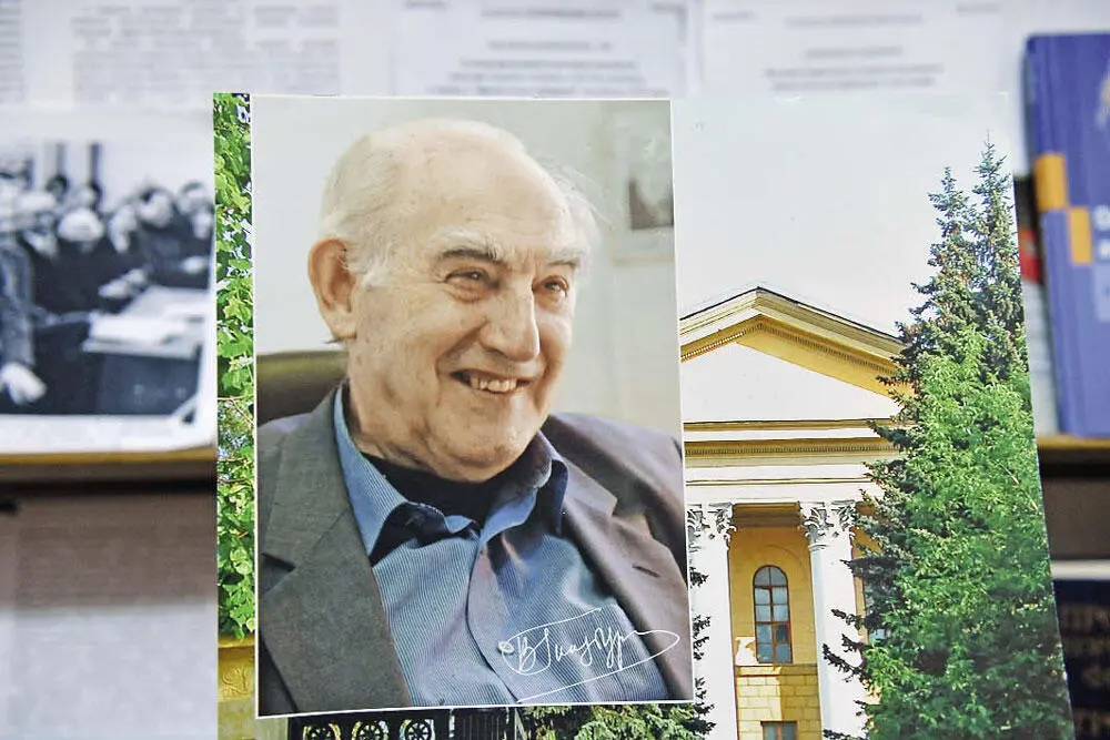 Здесь В Л Гинзбург проработал всю жизнь С Виталием Лазаревичем Гинзбургом - фото 20