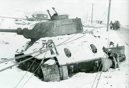 Сгоревшие во время осенних боев 1950 г на Пусанском периметре Т3485 и - фото 129