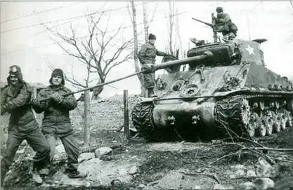 Экипаж американского М4АЗЕ8 занят чисткой ствола орудия Корея весна 1951 г - фото 132