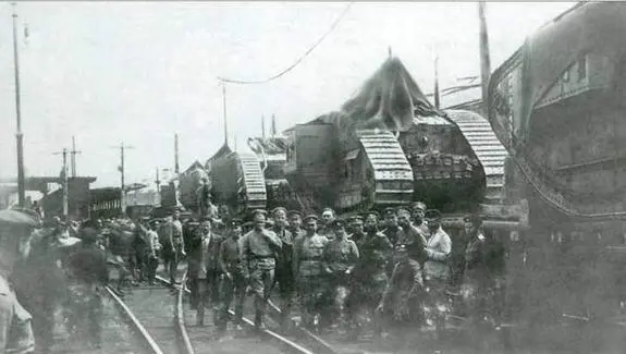 Эшелон с танками Mk V перед отправкой в Школу английских танков в - фото 27
